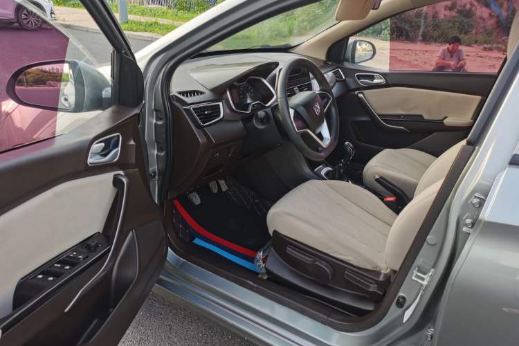 Used Baojun 310W 2017 1.5L Manual Comfort Version China VI Emission Standard
