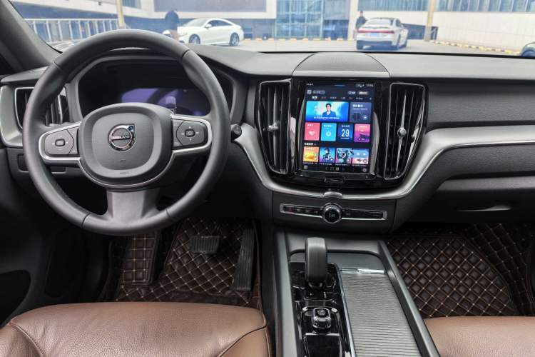 Used Volvo XC60 2025 B5 4x4 Smart Luxury Edition