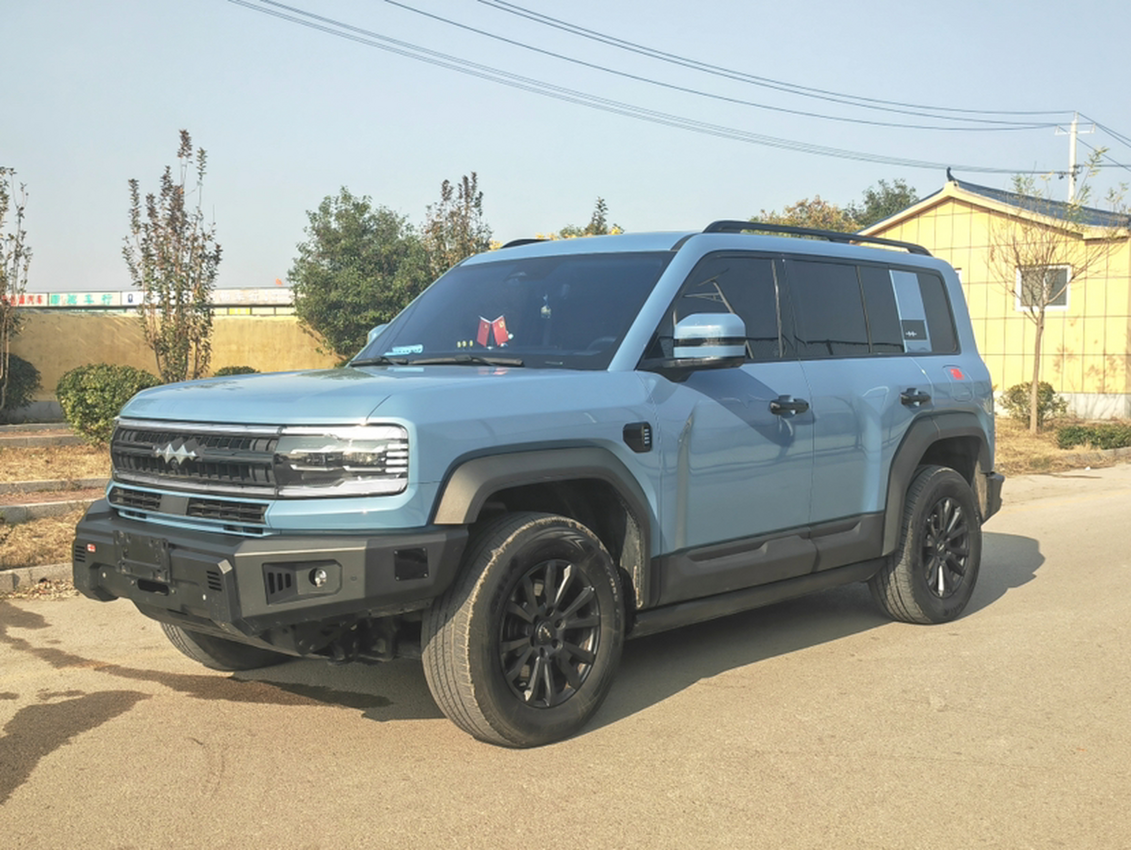 تحت مقدمة السيارة