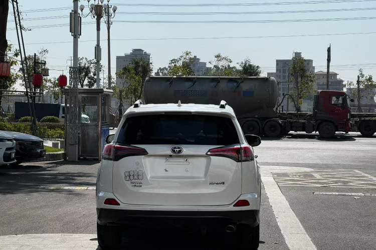 Used Toyota RAV4 2016 2.0L CVT Two-Wheel Drive Fashion Edition China V Standard