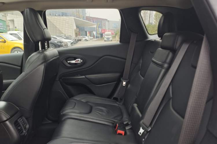 Used  Cherokee 2014 2.4L Luxury Edition
