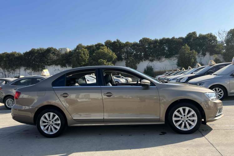 Used Volkswagen Sagitar 2015 1.6L Automatic Comfort Model
