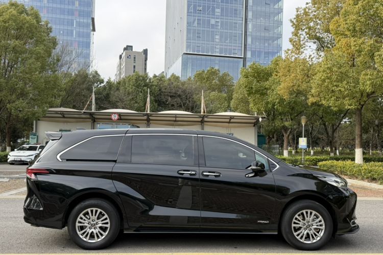 Used Toyota Sienna 2021 2.5L Hybrid Luxury Edition