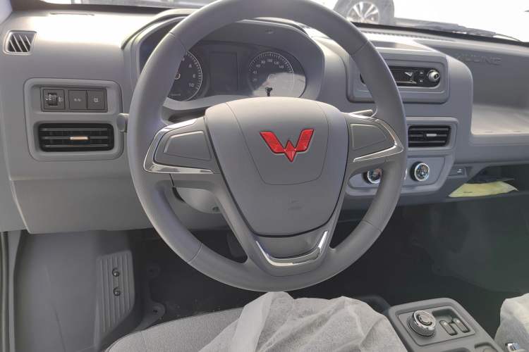 Used Wuling Yangguang 2024 300KM Comfort Version Passenger Van 75kW
