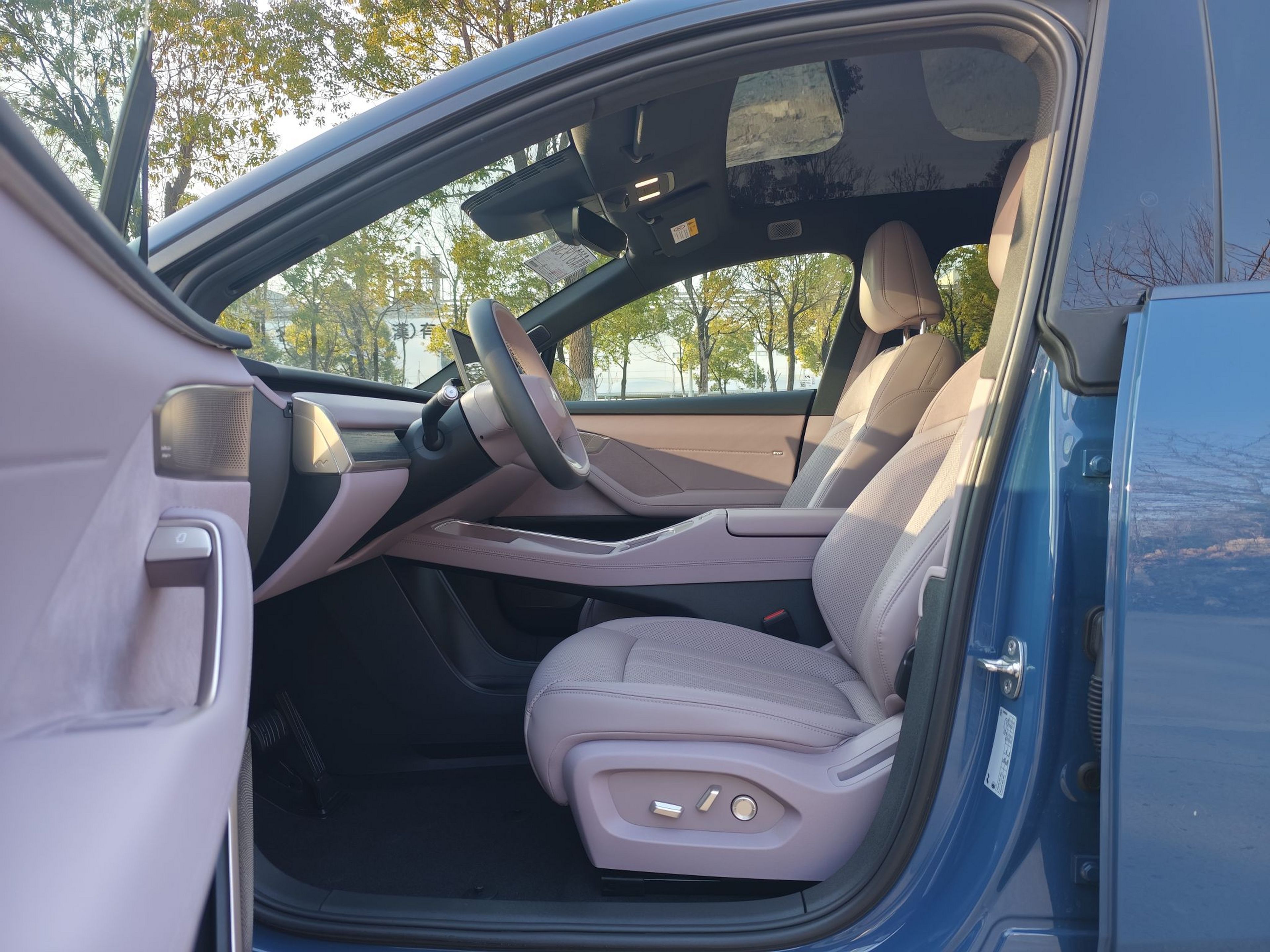 المقاعد الأمامية داخل السيارة