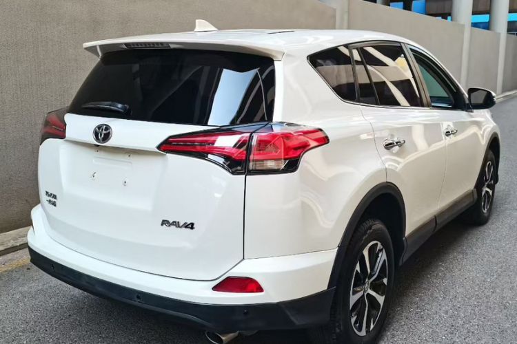 Used Toyota RAV4 2016 2.0L CVT Two-Wheel Drive Fashion Edition China V Standard
