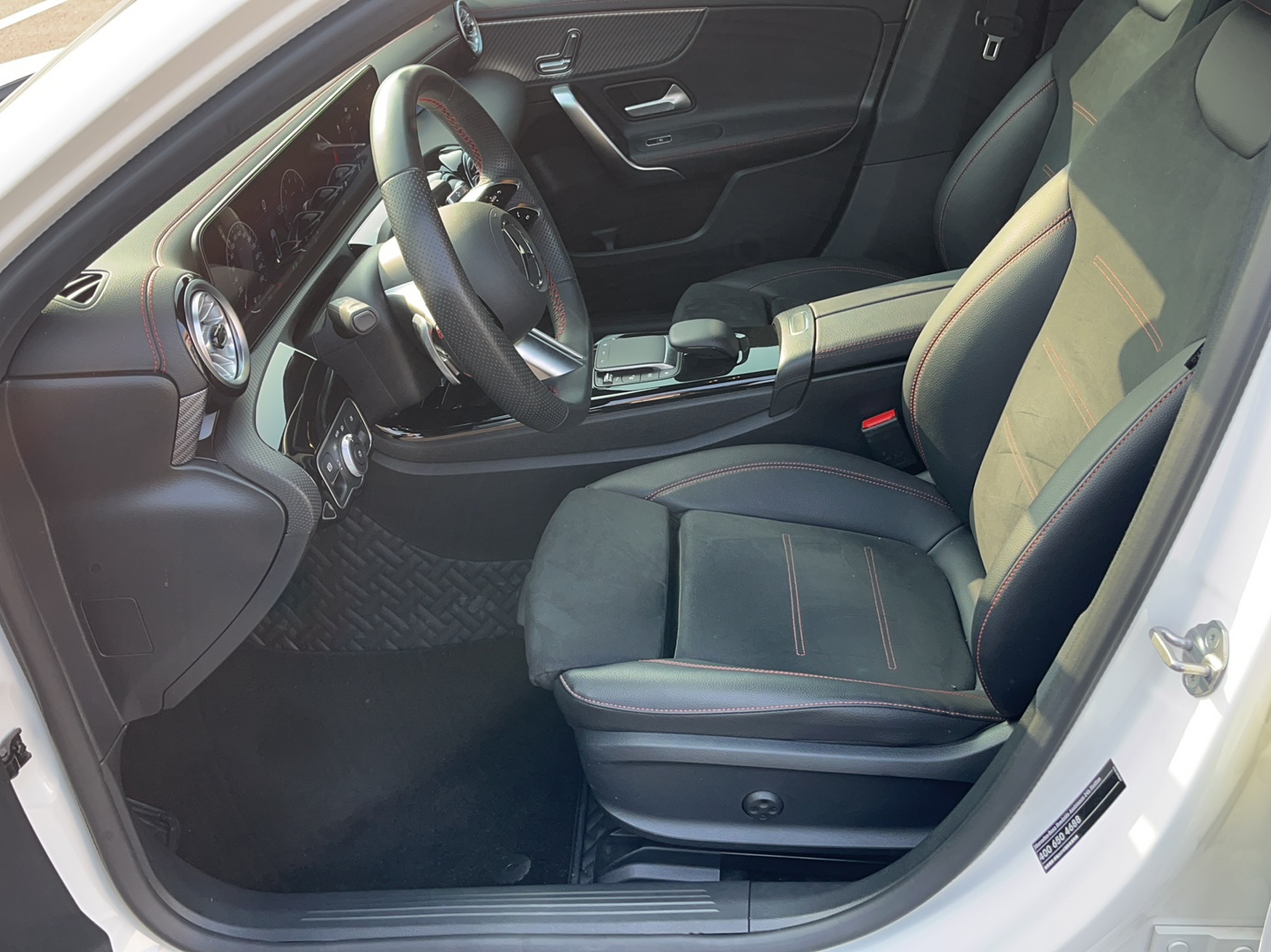 المقاعد الأمامية داخل السيارة