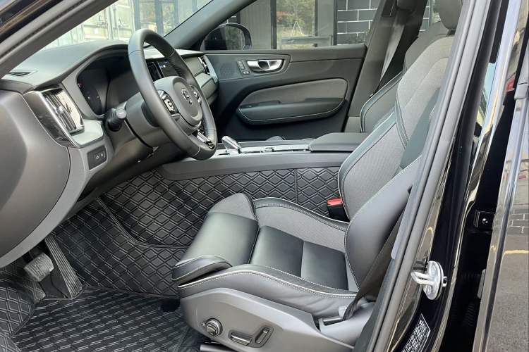 Used Volvo XC60 New Energy 2025 Plug-in Hybrid Long-Range All-Wheel Drive Zhiyuan Extreme Night Black Edition