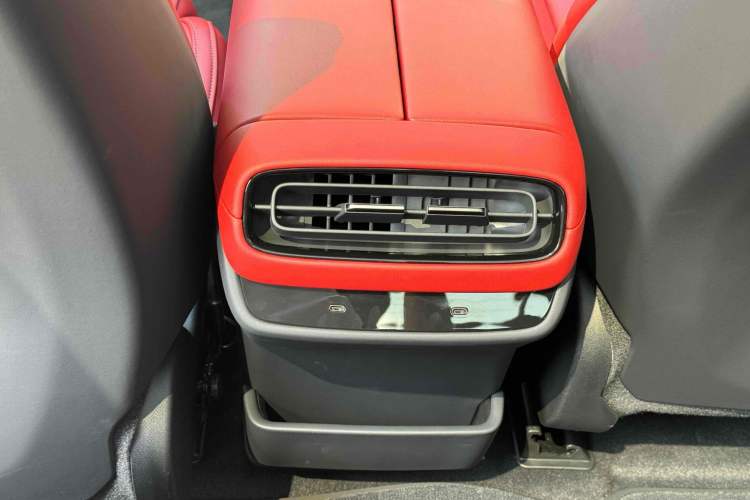 Used  SU7 2024 Four-Wheel Drive Ultra-Long Range Advanced Intelligent Driving Max Edition
