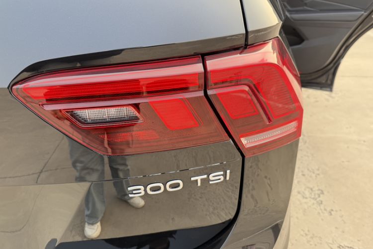 Used Volkswagen Tiguan L 2024 Outstanding Model 300TSI Automatic Two-Wheel Drive Longteng Edition
