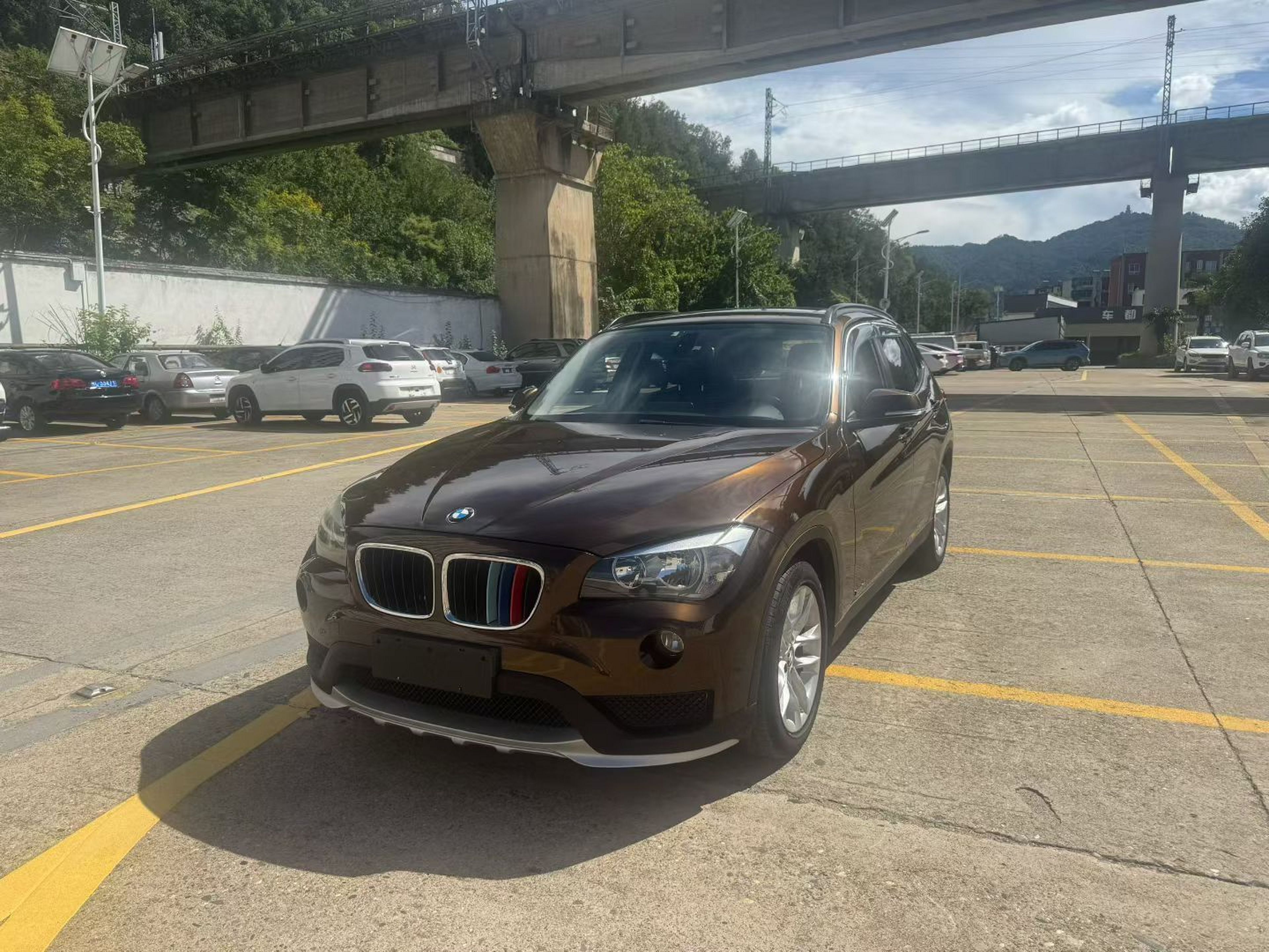 Под передней частью автомобиля