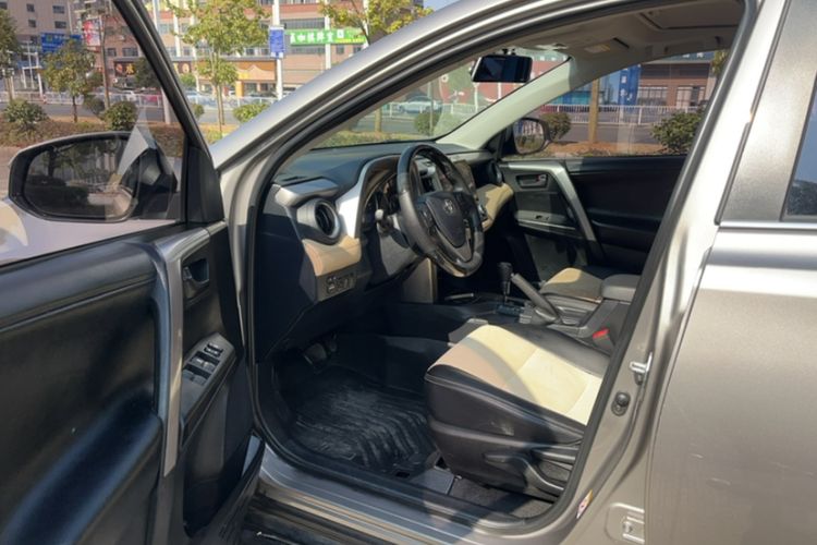 Used Toyota RAV4 2016 2.0L CVT Two-Wheel Drive Fashion Edition China V Standard
