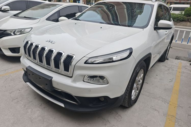 Used  Cherokee 2016 2.4L Professional Edition
