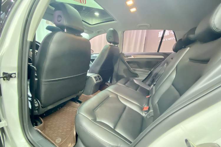 Used Volkswagen Golf 2017 1.6L Automatic Comfort Million-Vehicle Anniversary Edition
