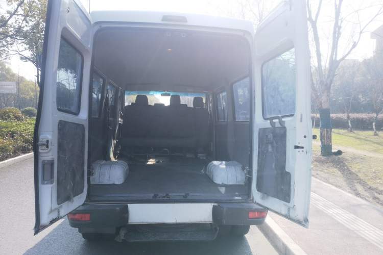 Used Iveco Daily 2020 2.5T A35 Passenger Van with Dual Tires Mid-Roof Design 5-9 Seater China V Emission Standard