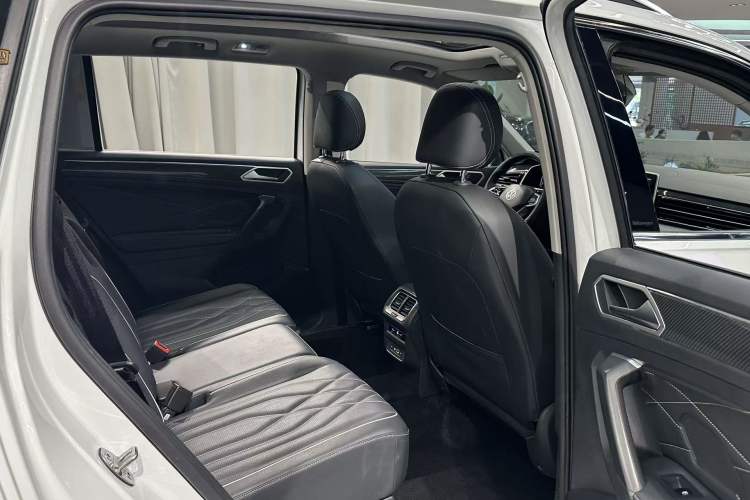 Used Volkswagen Tiguan L 2023 330TSI Automatic Two-Wheel Drive R-Line Enjoyment Edition
