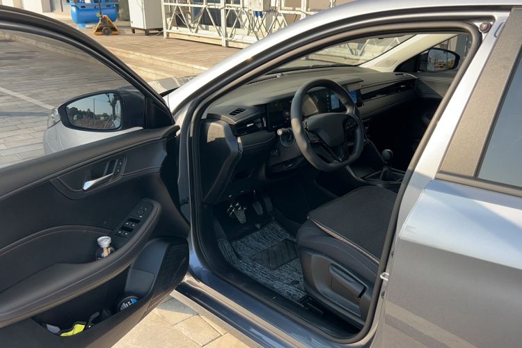 Used Roewe i5 2023 1.5L Manual Comfort Edition
