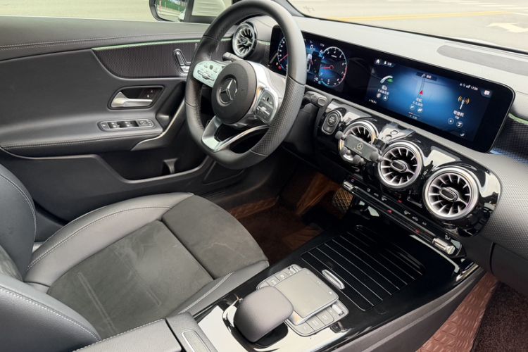 Used Mercedes-Benz A-Class 2022 Revised Version A 200 L Sport Sedan Fashionable Style
