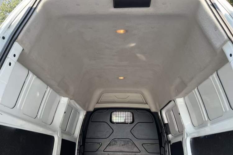 Used Ford Transit 2019 2.0T Diesel Van Mid-Chassis Mid-Roof 3-Seater China VI Standard
