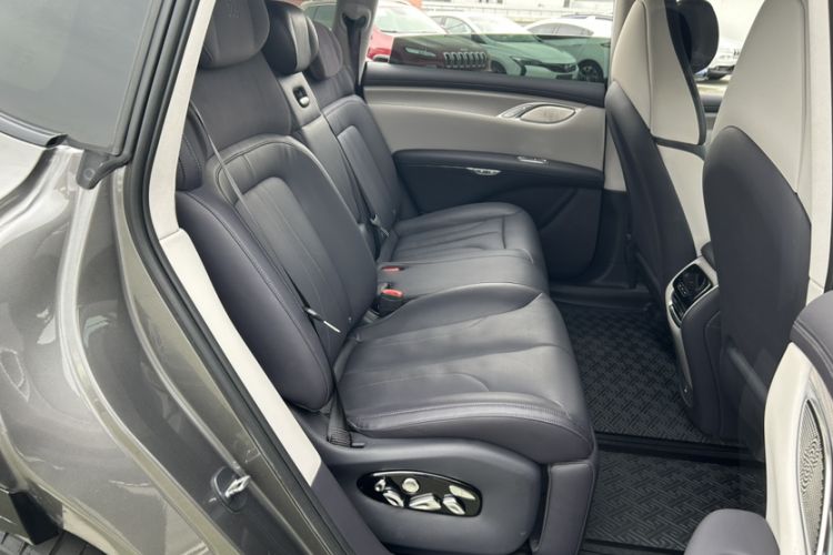 Used  LS7 2023 100kWh Lux All-Wheel-Drive Version
