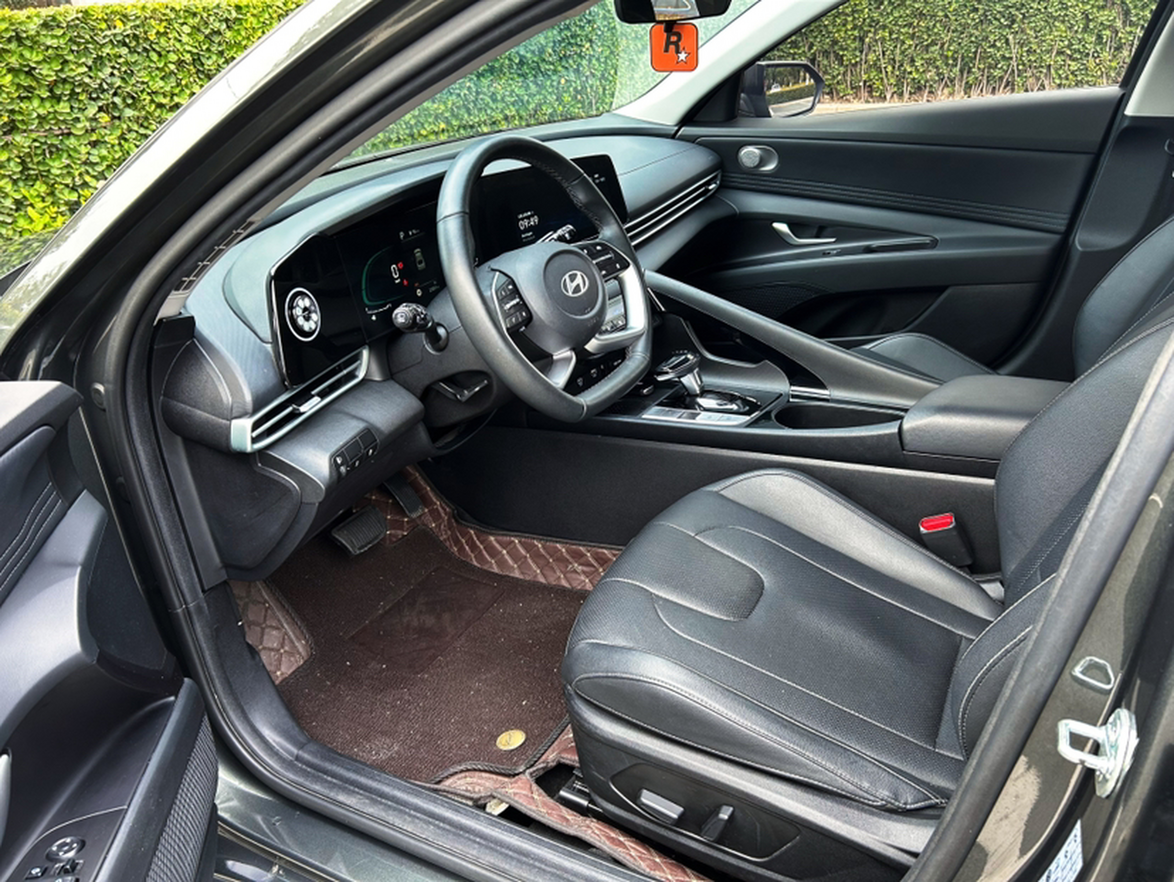 Переднее сиденье в автомобиле