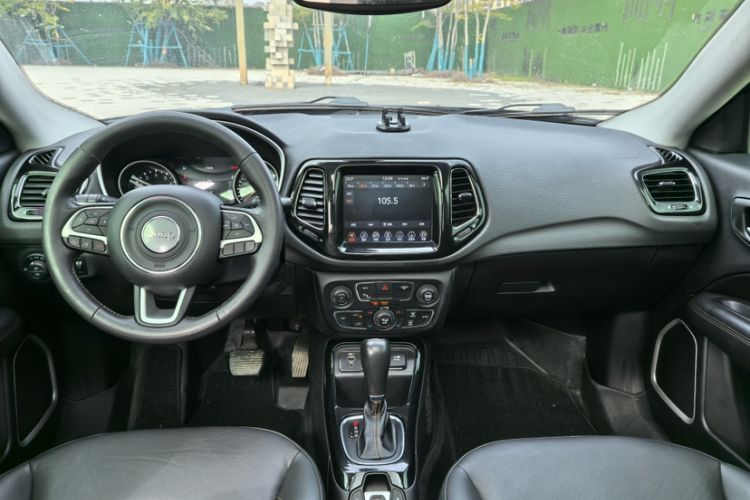 Used  Compass 2019 220T Automatic Family Edition
