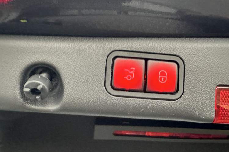 Used Mercedes-Benz E-Class New Energy 2023 E 350 e L Plug-in Hybrid Sports Sedan
