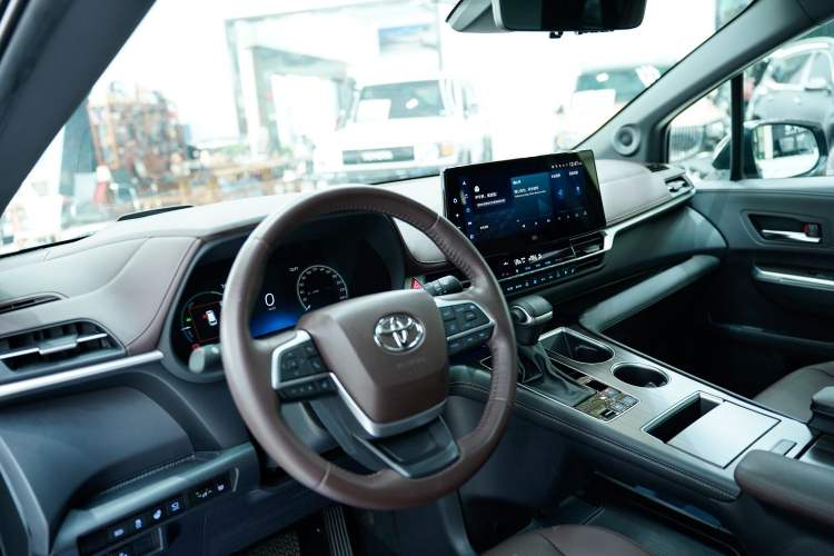 Used Toyota Sienna 2021 2.5L Hybrid Platinum Edition
