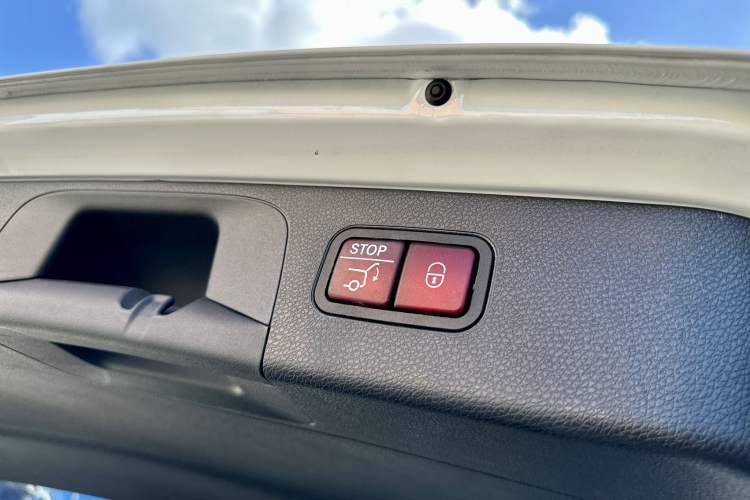 Used Mercedes-Benz GLC 2018 Facelift GLC 260 4MATIC Luxury Edition
