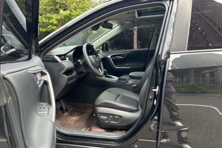 Used Toyota RAV4 2023 2.0L CVT Two-Wheel Drive Fashion Plus Edition
