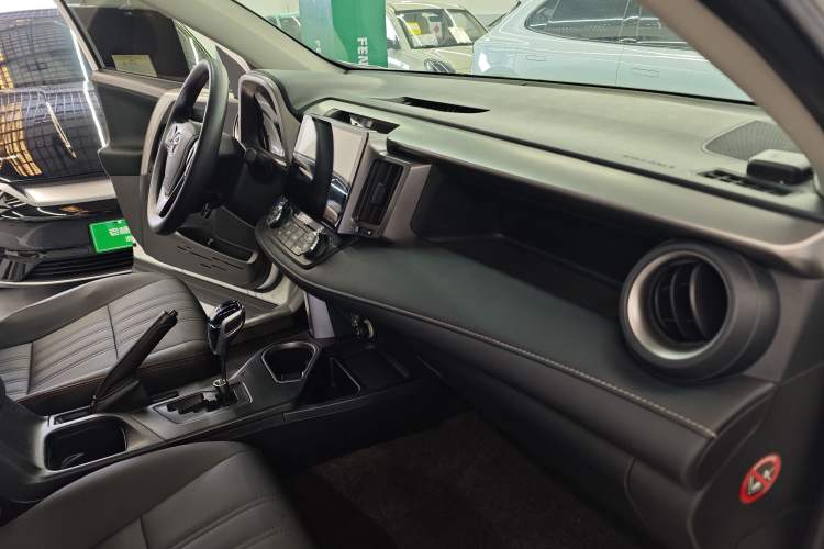 Used Toyota RAV4 2016 2.0L CVT Two-Wheel Drive Fashion Edition China V Standard
