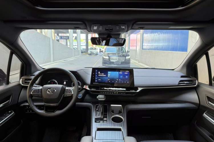 Used Toyota Sienna 2023 2.5L Hybrid Deluxe Edition
