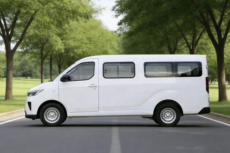 Used Wuling Yangguang 2024 300KM Comfort Version Passenger Van 75kW
