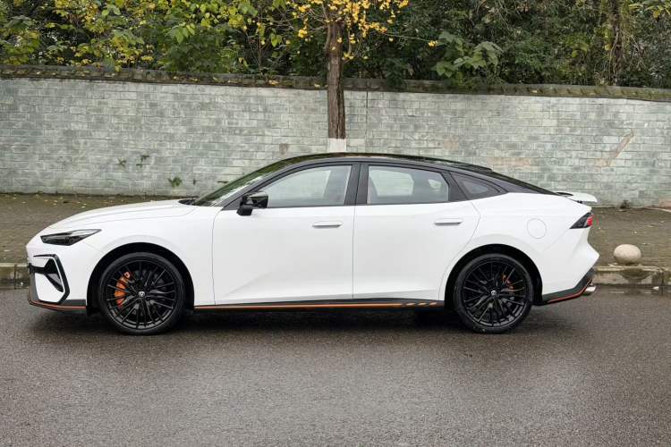 Used Changan UNI-V 2025 Model Third-Generation 2.0T Dynamic Edition