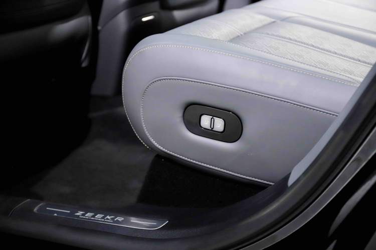 Used Zeekr 7X 2025 100 kWh Long-Range Rear-Wheel Drive with Intelligent Driving Features
