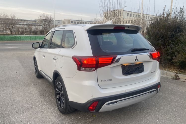 Used Mitsubishi Outlander 2019 2.4L 4x4 Zhi Xiang Edition 7 Seats China VI Standard