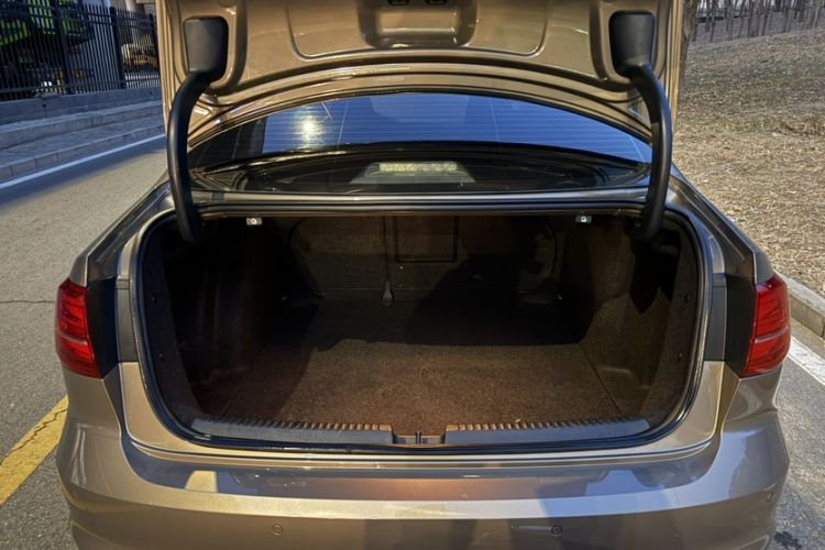 Used Volkswagen Sagitar 2017 230TSI Automatic Comfort Version
