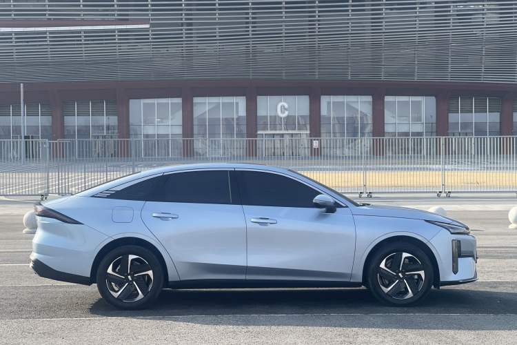 Used  L6 2025 EM-i 140km Starship Edition
