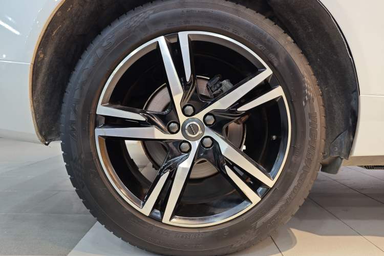 Used Volvo XC60 2019 T5 4x4 Smart & Dynamic Sport Edition China VI Standard