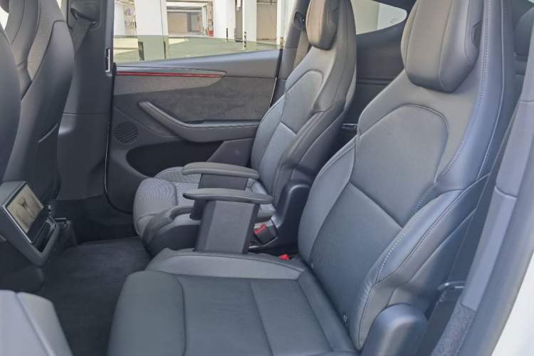 Used Tesla Model Y L 2025 Long-Range All-Wheel-Drive Version
