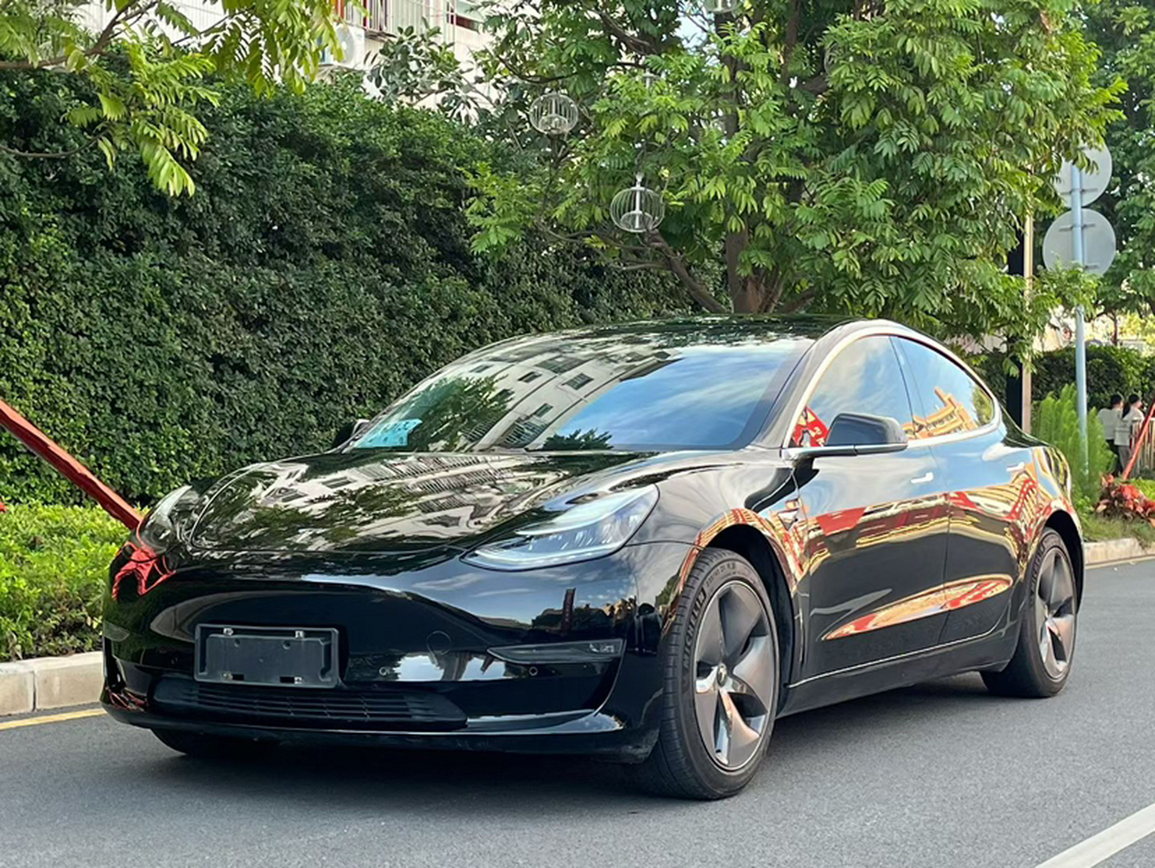 Под передней частью автомобиля