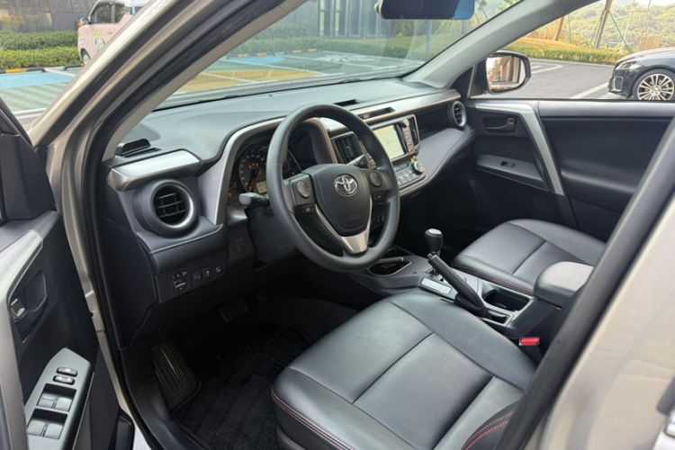 Used Toyota RAV4 2016 2.0L CVT Two-Wheel Drive Fashion Edition China V Standard
