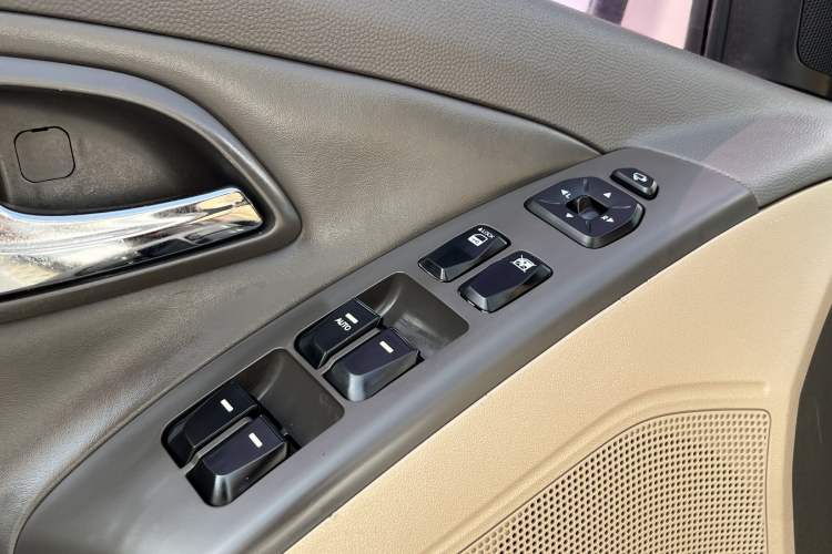 Used Hyundai ix35 2013 2.0L Automatic Two-Wheel Drive Smart GLS China IV Standard
