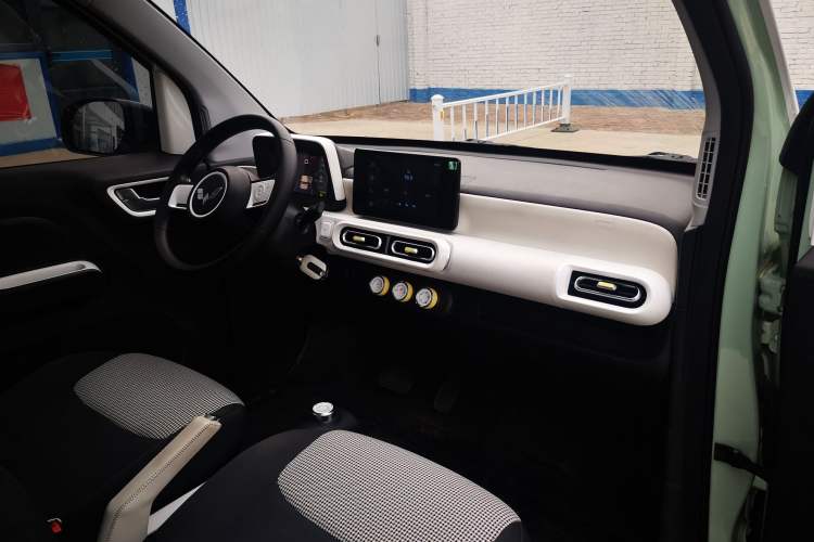 Used Wuling Hongguang MINIEV 2024 3rd Generation 215km Advanced Version
