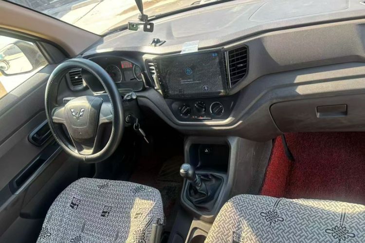 Used Wuling Hongguang V 2019 1.5L Jingqu Edition Sealed-Window Vehicle China VI LAR
