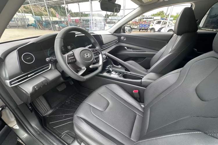 Used Hyundai Elantra 2023 1.5L CVT LUX Prestige Edition
