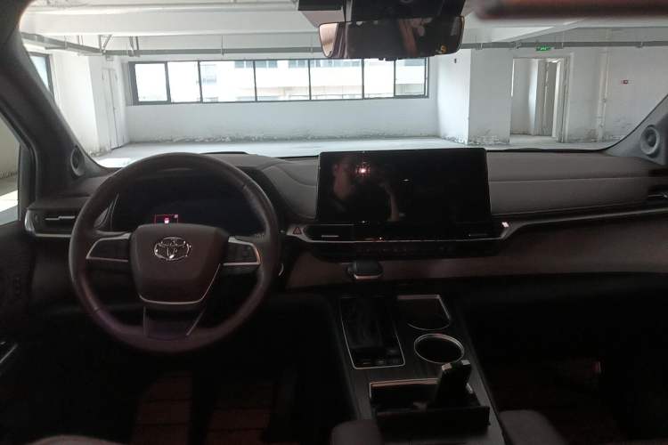 Used Toyota Granvia 2023 2.5L Hybrid Flagship VIP Edition
