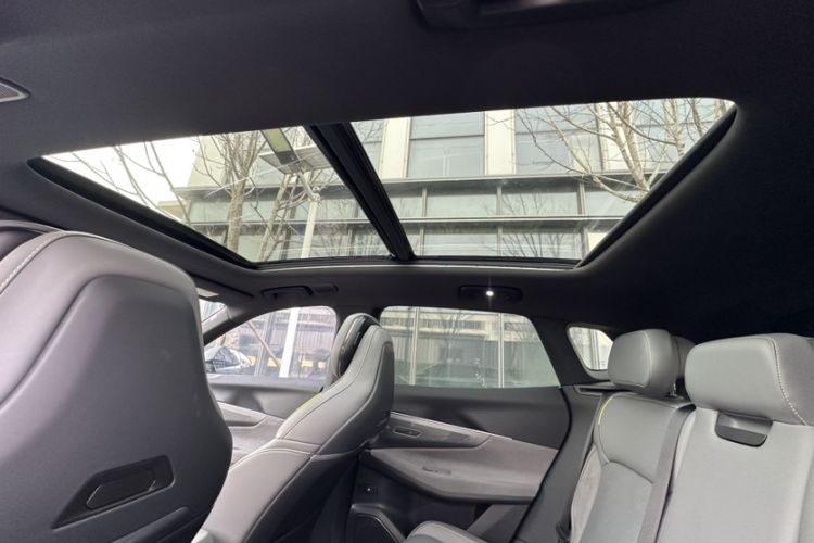 Used Lynk & Co 08 EM-P 2025 220 km All-Wheel-Drive Performance Halo
