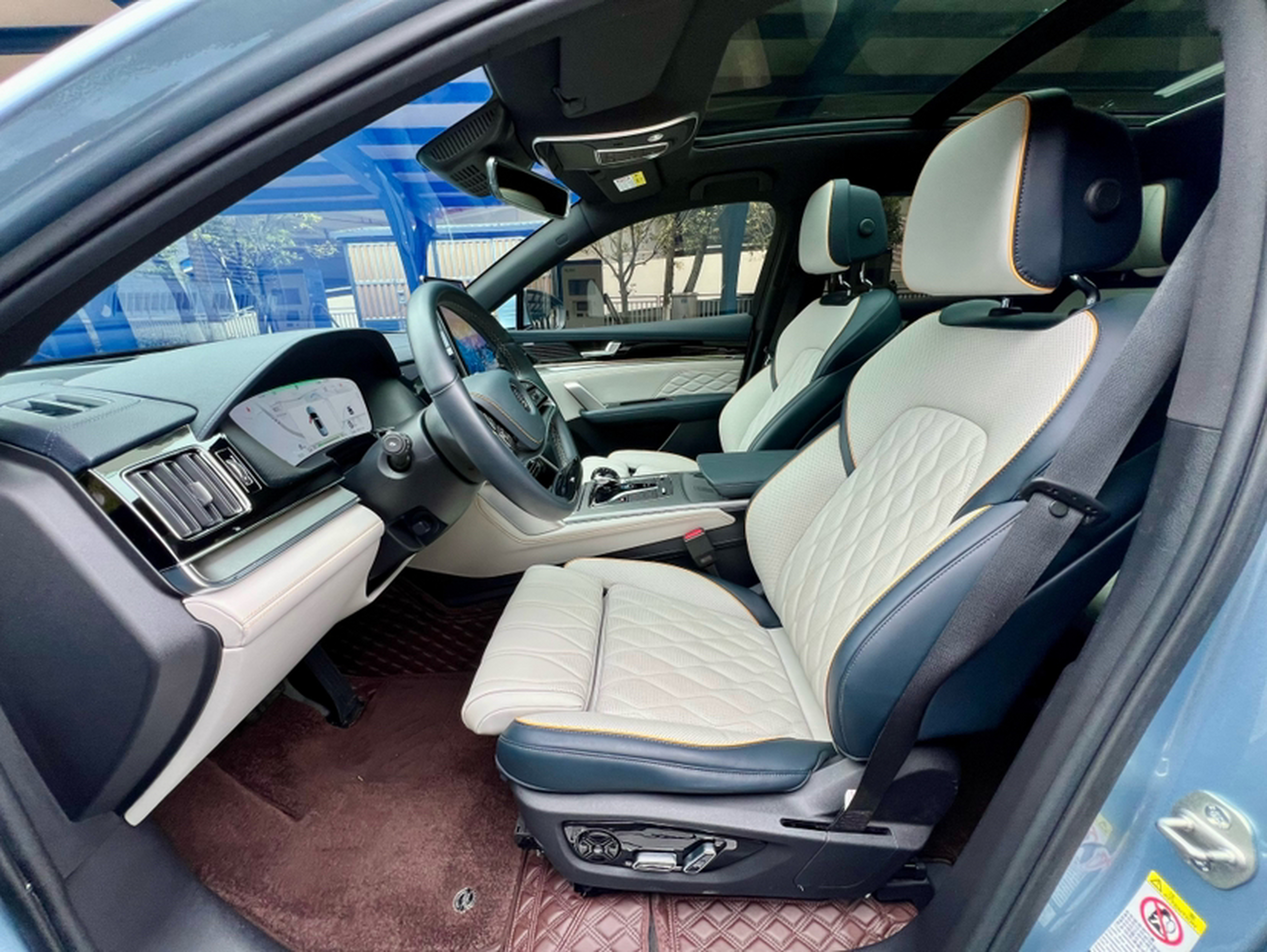 المقاعد الأمامية داخل السيارة