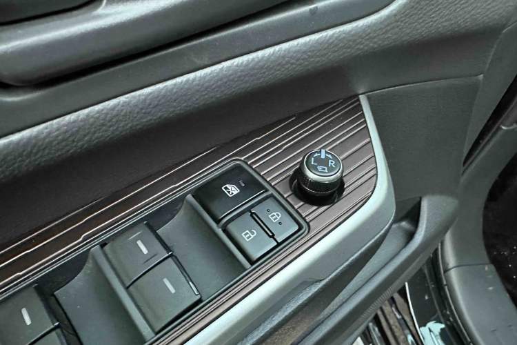 Used Toyota Granvia 2024 2.5L Hybrid Comfort Edition
